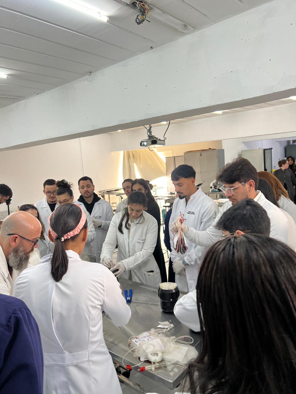 Alunos em aula prática